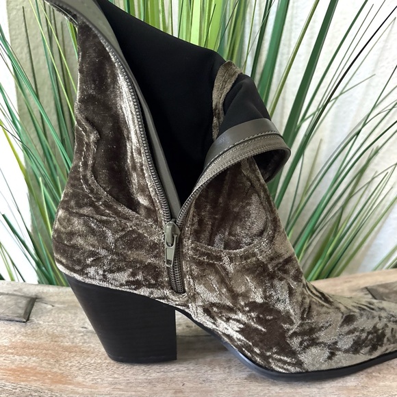 Gianni Bini Star Crossed 3 Green Velvet Boots - Picture 6 of 12